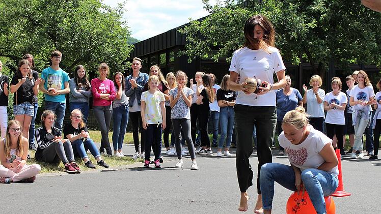 Die Lehrerinnen Christina Mareike Lehmann (links) und ihre Kollegin Barbara Müller durchhüpfen den Parcours mit Leichtigkeit. Julia Raab