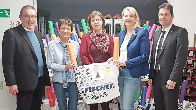 Alfred Sammetinger (l.) und Roland Stopfer &uuml;berbrachten die Geschenke f&uuml;r die Tafelkinder. Foto: privat