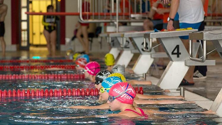Der Nachwuchs erwartet den Startschuss zum Schwimmen.