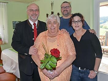 Gratulation zum 80. Geburtstag von Maria Gesslein. Von links Bürgermeister Egon Herrmann, Jubilarin Maria Gesslein, Ulli Gesslein (Sohn), Ulrike Baumann (Tochter)  Foto: K.- H. Hofmann