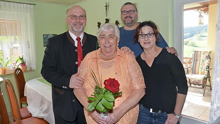 Gratulation zum 80. Geburtstag von Maria Gesslein. Von links Bürgermeister Egon Herrmann, Jubilarin Maria Gesslein, Ulli Gesslein (Sohn), Ulrike Baumann (Tochter)  Foto: K.- H. Hofmann