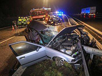 Auf der A9 in Oberfranken hat sich in der Nacht auf Donnerstag ein t&ouml;dlicher Unfall ereignet. Zwei Menschen verloren ihr Leben. Foto: Merzbach/News5