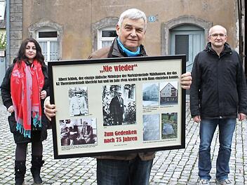 Erstes Stück in der Sammlung für das künftige Archiv der Alten Synagoge Mühlhausen: Otto Pröls hat Fotos des jüdischen Bürgers Albert Schloß zusammengestellt; links im Bild Zweite Vorsitzende Irina Gerschmann, rechts Vorsitzender Christian Plätzer vom Synagogenverein Foto: Evi Seeger