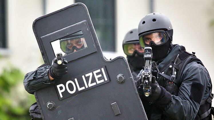 Wegen einer Auseinandersetzung mit einer Schusswaffe rückte auch schon einmal das Spezialeinsatzkommando der Polizei bei der streitbaren Familie an.
