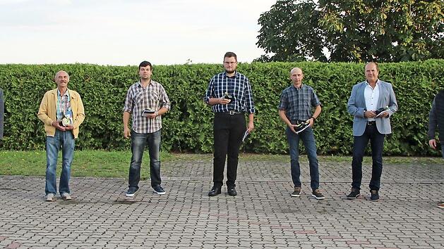 Die neuen Feldgeschworenen mit (links) Otto Funck und (rechts) Daniel Wehner (CSU).