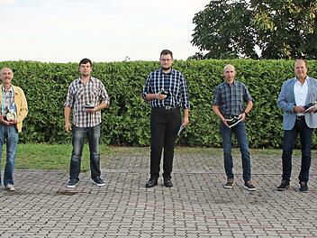 Die neuen Feldgeschworenen mit (links) Otto Funck und (rechts) Daniel Wehner (CSU).