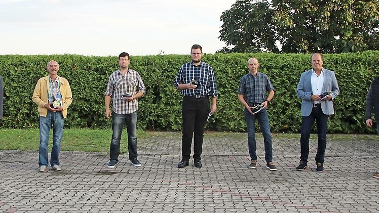 Die neuen Feldgeschworenen mit (links) Otto Funck und (rechts) Daniel Wehner (CSU).