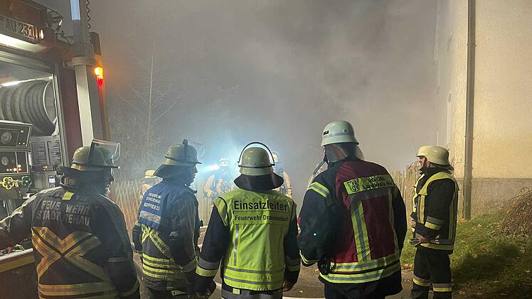 Regnitzlosau: Holzunterstand geht im Innenhof eines Vierseitenhofes in Flammen auf