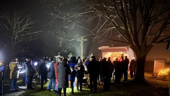 Andacht an der Kapelle.