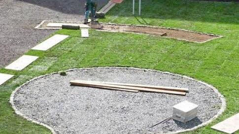 Letzte Arbeiten werden am Museums-Garten vorgenommen, sodass der Eröffnung am 4./5. Mai nichts mehr im Wege steht. Foto: Doris Bauer