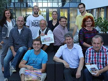 So sehen Sieger aus: Die Gewinner der Leserkalender-Aktion im Mediengarten im Verlagshaus in Bamberg. Fotos: Barbara Herbst