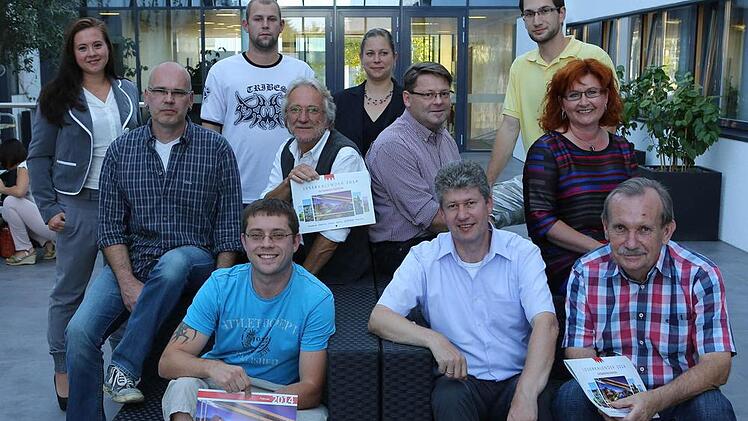 So sehen Sieger aus: Die Gewinner der Leserkalender-Aktion im Mediengarten im Verlagshaus in Bamberg. Fotos: Barbara Herbst