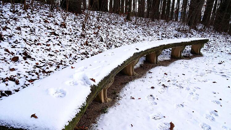 Winterimpressionen: verschneite Bank im Park der Rosenau.Foto: Jochen Berger