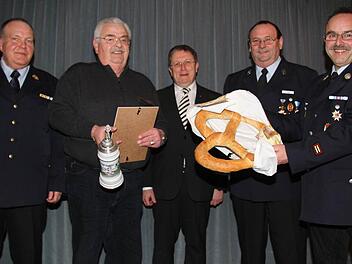Karlheinz Engelhardt (Zweiter von links) ist neues Ehrenmitglied der Kulmbacher Feuerwehr. Unser Bild zeigt ihn mit (von links) Kommandant Heinrich Poperl, OB Henry Schramm (CSU), Vorsitzendem Benno Pieger und Stadtbrandmeister Michael Weich. Foto: Sonja Adam