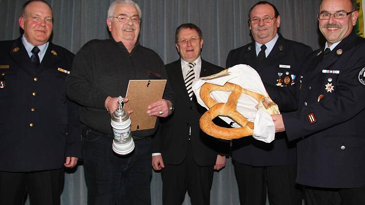 Karlheinz Engelhardt (Zweiter von links) ist neues Ehrenmitglied der Kulmbacher Feuerwehr. Unser Bild zeigt ihn mit (von links) Kommandant Heinrich Poperl, OB Henry Schramm (CSU), Vorsitzendem Benno Pieger und Stadtbrandmeister Michael Weich. Foto: Sonja Adam