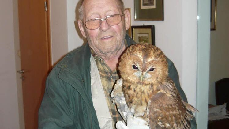 Gunter Brokt mit dem befreiten Waldkauz Foto: privat