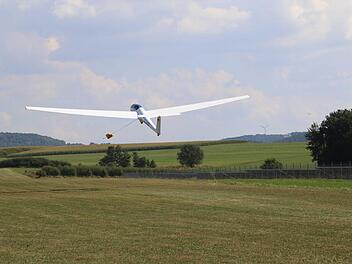 Per Winde gelangt dieses Flugzeug in die Luft. Foto: Franz Galster
