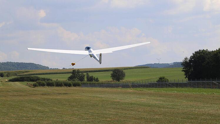 Per Winde gelangt dieses Flugzeug in die Luft. Foto: Franz Galster