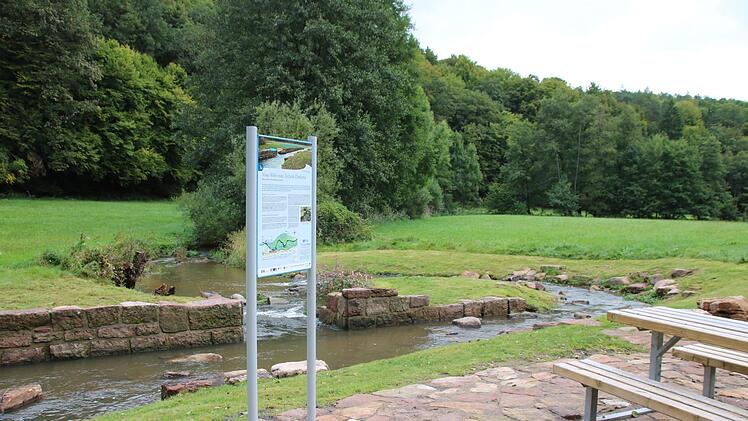 Dieses Wehr liegt am neuen Kulturweg "WasserWege".   Die Tafel erklärt die Beduetung dieses Bauwerks. Wanderer haben zudem die Gelegenheit, kurz zu rasten. Die Sitzgruppe hat der Rhnklub Zweigverein spendiert. Kathrin Kupka-Hahn