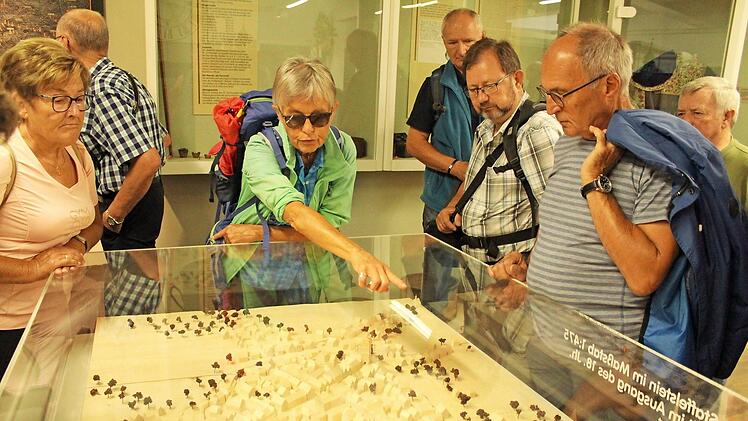Wie immer gut vorbereitet und in Wanderlaune: Genussführerin Hildegard Wächter (Mitte)