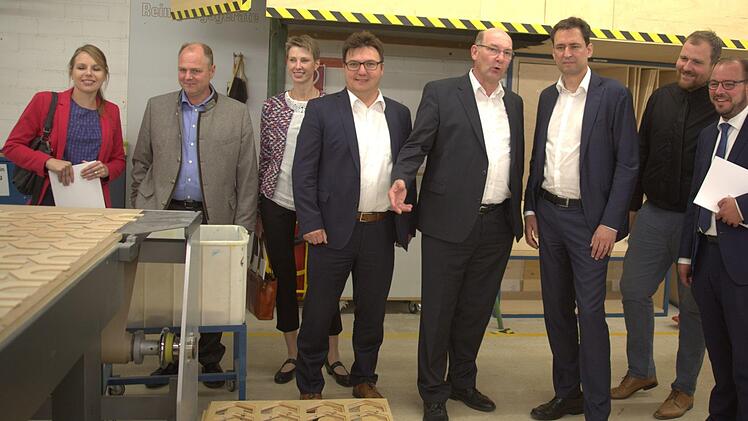 Erst ging es um digitale Bildung, dann um die analoge Produktion: Bei seinem Besuch der Haba-Firmenfamilie in Bad Rodach nahm sich Staatsminister Georg Eisenreich (CSU, 3. von rechts) nach einem ausführlichen Gespräch mit Unternehmensvertretern und CSU-Kommunalpolitikern am Freitag noch Zeit für einen Rundgang durch die Spielzeugproduktion. Von rechts: Bezirkstagskandidat Sebastian Straubel, Landtagskandidat Martin Mittag, Minister Eisenreich, Geschäftsführer Harald Grosch, Christoph Herold, ...