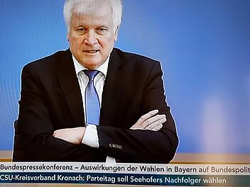 Sogar in die Fernsehübertragung zu Seehofers-Pressegespräch schaffte es die Nachricht über den CSU-Kreisverband Kronach. Foto: Marco Meißner