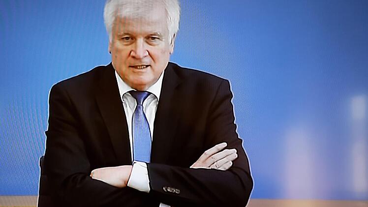 Sogar in die Fernsehübertragung zu Seehofers-Pressegespräch schaffte es die Nachricht über den CSU-Kreisverband Kronach. Foto: Marco Meißner