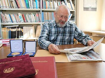 Stadtarchivar Klaus Dieter Guhling hat einen ganzen Ordner mit Material über die Stadtmedaille und ihre Träger zusammen gestellt. Er selbst gehört zu den ganz wenigen Personen, die die silberne und die goldene Stadtmedaille verliehen bekommen haben. Thomas Malz