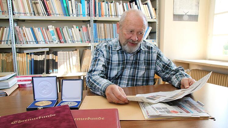 Stadtarchivar Klaus Dieter Guhling hat einen ganzen Ordner mit Material über die Stadtmedaille und ihre Träger zusammen gestellt. Er selbst gehört zu den ganz wenigen Personen, die die silberne und die goldene Stadtmedaille verliehen bekommen haben. Thomas Malz