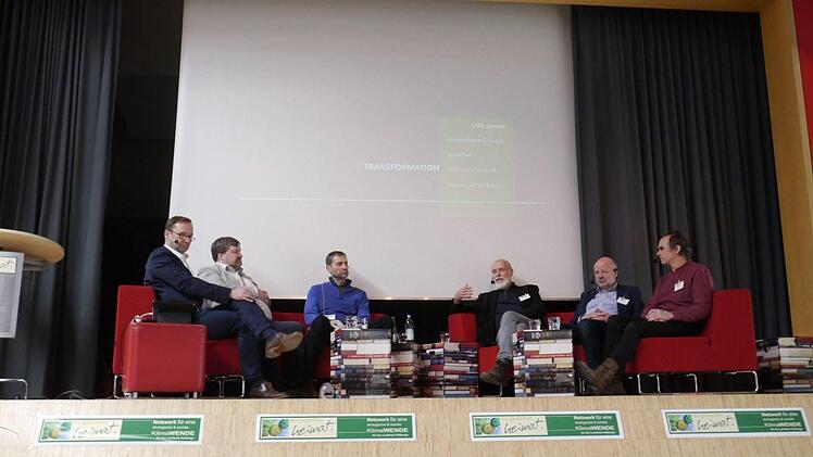 In der Podiumsdiskussion sprachen (von links) Oliver Kunkel, Max Riedel, Norbert Zösch, Johannes Pfister, Hans-Josef Fell und Harald Kilmenta. Johannes Pfister (ThinkCamp/UnaVision-Netzwerk) gab Denkanstöße.  Foto: Julia Scholl