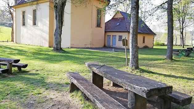 Viele Sitzgelegenheiten an der Talkirche haben ausgedient und werden deshalb ersetzt. Foto: Heike Beudert