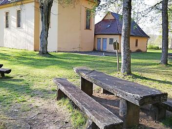 Viele Sitzgelegenheiten an der Talkirche haben ausgedient und werden deshalb ersetzt. Foto: Heike Beudert