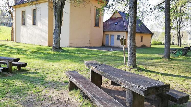 Viele Sitzgelegenheiten an der Talkirche haben ausgedient und werden deshalb ersetzt. Foto: Heike Beudert