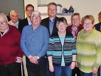 Das neu gew&auml;hlte Vorstandsteam des VdK-Ortsverbands Burkheim mit Vorsitzendem Horst Schnapp (5. von links) und der 2. Vorsitzenden Agnes Weberpals (3. von rechts).