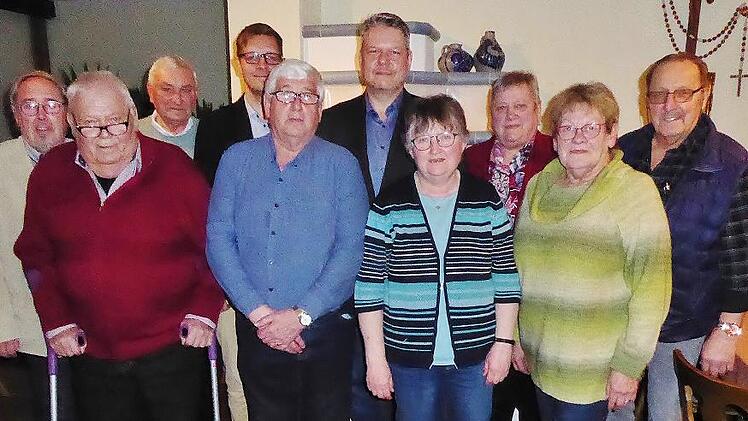 Das neu gew&auml;hlte Vorstandsteam des VdK-Ortsverbands Burkheim mit Vorsitzendem Horst Schnapp (5. von links) und der 2. Vorsitzenden Agnes Weberpals (3. von rechts).