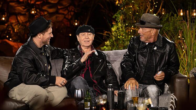 Zwischendurch erz&auml;hlen Klaus Meine und Rudolf Schenker  Anekdoten aus ihrem Rockstar-Leben.
