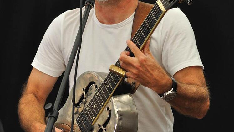 Petre Hubauer von der Hot Shot Blues Band an seiner Dobro-Gitarre Foto: Harald Koch
