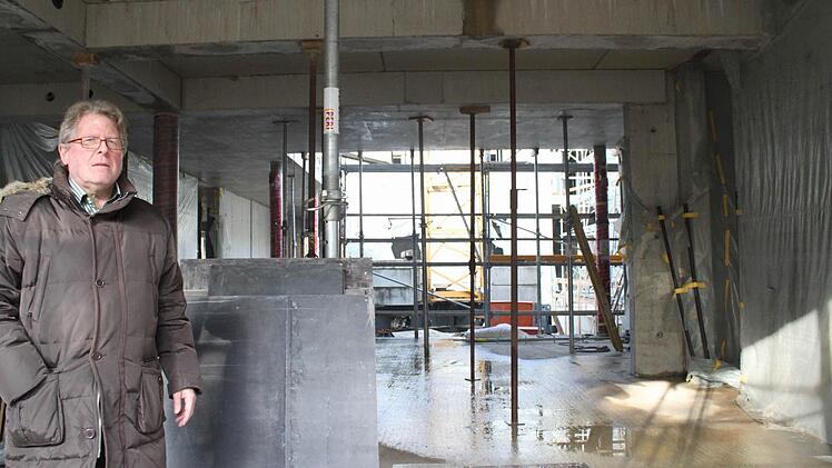 Dekan Zinck im künftigen Eingangsbereich.