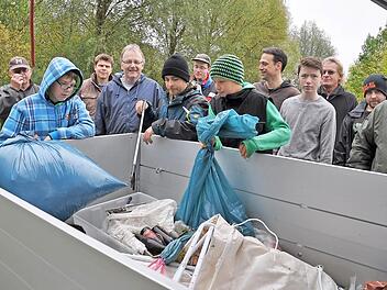 Da kam ganz schön was zusammen. Fischer aus Höchstadt und Aisch sammelten an ihren Vereinsgewässern Wohlstandmüll ein. Foto: pn