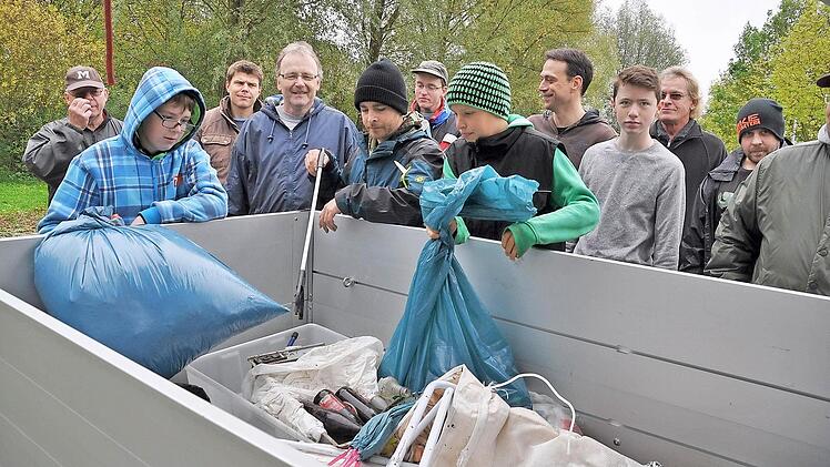 Da kam ganz schön was zusammen. Fischer aus Höchstadt und Aisch sammelten an ihren Vereinsgewässern Wohlstandmüll ein. Foto: pn