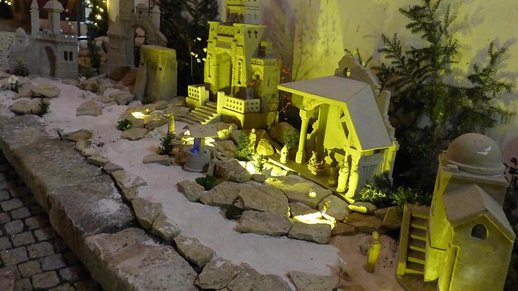 Das "Himmlische Jerusalem", eine Krippe aus Stein, steht vor dem Rathaus.