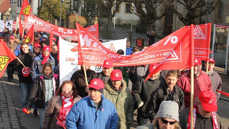 In einem langen Zug marschierten die FTE-Beschäftigten vom Werk aus zum Eberner Marktplatz. Foto: Ralf Kestel