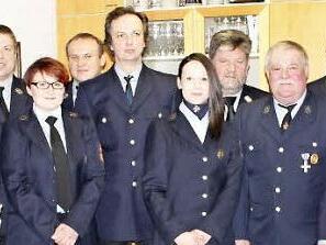 Gruppenbild mit Damen (von links): Kommandant Ludwig Beierlein, 2. Vorsitzender Detlef Renner, Ehrenmitglied Manfred Lutz, 2. Kommandant Steffen Ott, Kassiererin Isabel Ohnemüller, die Ausschussmitglieder Stefan Solger und Andreas Ernst, Schriftführerin Barbara Witzgall, Kreisbrandmeister Wolfgang Kunert, Vorsitzender Josef Witzgall, Kreisbrandinspektor Friedrich Weinlein, Ausschussmitglied Bianca Ott und Bürgermeister Werner Diersch. Foto: Dieter Hübner