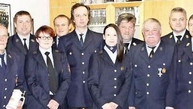 Gruppenbild mit Damen (von links): Kommandant Ludwig Beierlein, 2. Vorsitzender Detlef Renner, Ehrenmitglied Manfred Lutz, 2. Kommandant Steffen Ott, Kassiererin Isabel Ohnemüller, die Ausschussmitglieder Stefan Solger und Andreas Ernst, Schriftführerin Barbara Witzgall, Kreisbrandmeister Wolfgang Kunert, Vorsitzender Josef Witzgall, Kreisbrandinspektor Friedrich Weinlein, Ausschussmitglied Bianca Ott und Bürgermeister Werner Diersch. Foto: Dieter Hübner