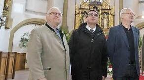 Beim Ortstermin (v.l.): Edgar Sitzmann, Pfarrer Marcus Wolf, Architekt Alwin Zenkel, Statiker Udo Keßler und Josef Schirmer. Foto: Barbara Herbst