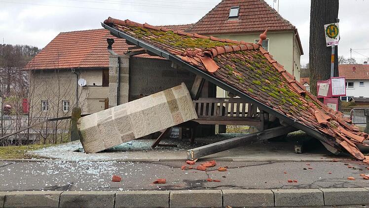 Ganze Arbeit: Völlig zerstört wurde das Buswartehäuschen im Oberauracher Gemeindeteil. Selbst der massive Steinpfeiler wurde aus der Verankerung gerissen.  Foto: Sabine Weinbeer
