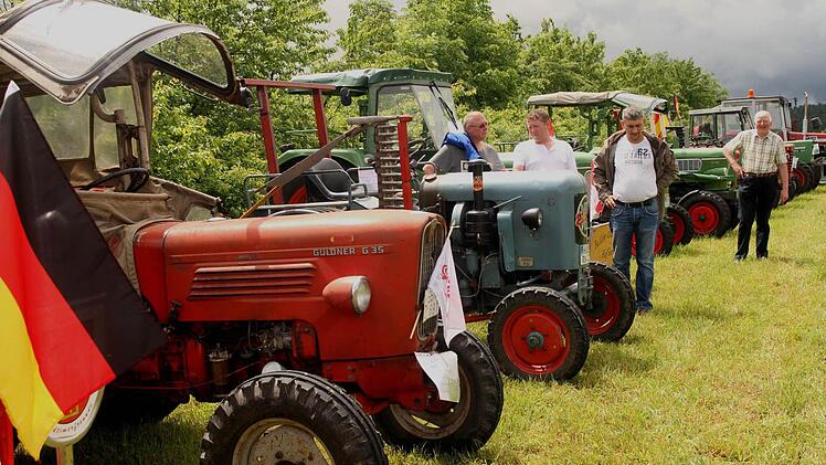 Die Oldies der 50er und 60er Jahre ziehen die Blicke auf sich.