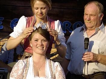 Mit einer Träne im Auge verabschiedete sich Antonia Müller von ihrem Ehrenamt und setzte ihrer Nachfolgerin Annika Kuchenbrod die Krone auf. FC-Vorsitzender Andreas Ruppert (r.) spendete Trost.  Fotos: Winfried Ehling