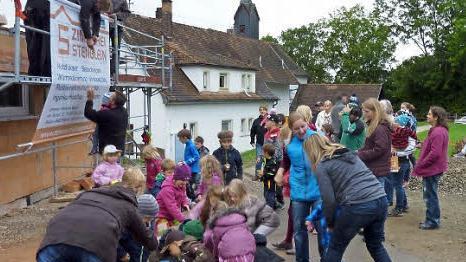 So viele Süßigkeiten dürfte es öfters regnen. Die Kinder freuten sich und machten beim Richtfest zur Kiga-Erweiterung fleißig mit. Foto: K,-H. Hofmann