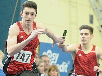 Louis Mennerat (re.) übergibt den Stab in der 4x200-Meter-Staffel an TSH-Kollege Niklas Wiesener. Mit Justus Santjer und Christopher Zahl wurden die Herzogenauracher nordbayerischer Meister. Foto: Peter Müller